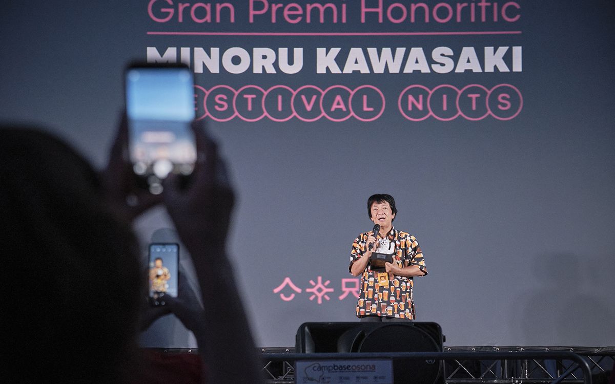 El director de culte japonès, Minoru Kawasaki, recollint el Gran Premi Honorífic del Festival Nits 2024.