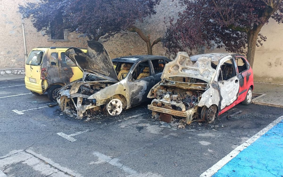 Imatge dels tres cotxes afectats per l'incendi a la travessera de l'Església de Montesquiu.