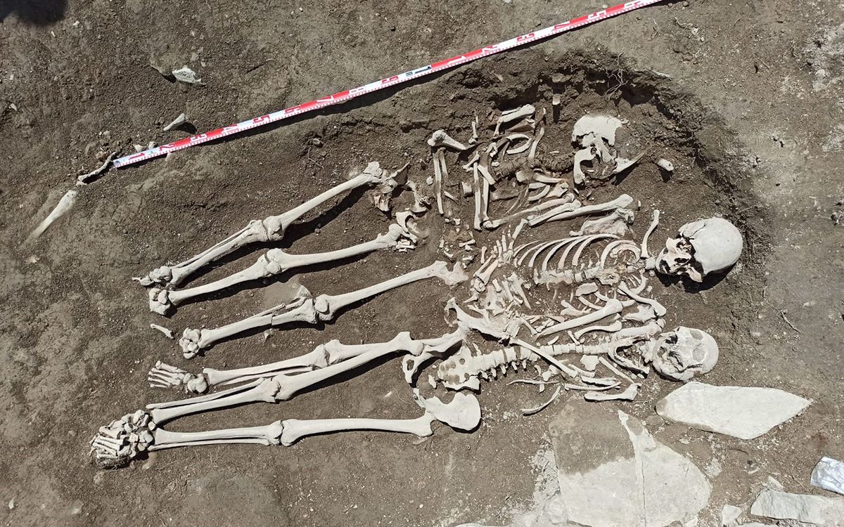 Esquelets humans enterrats al cementiri del castell de Besora on s'ha trobat el bacteri de la pesta negra.