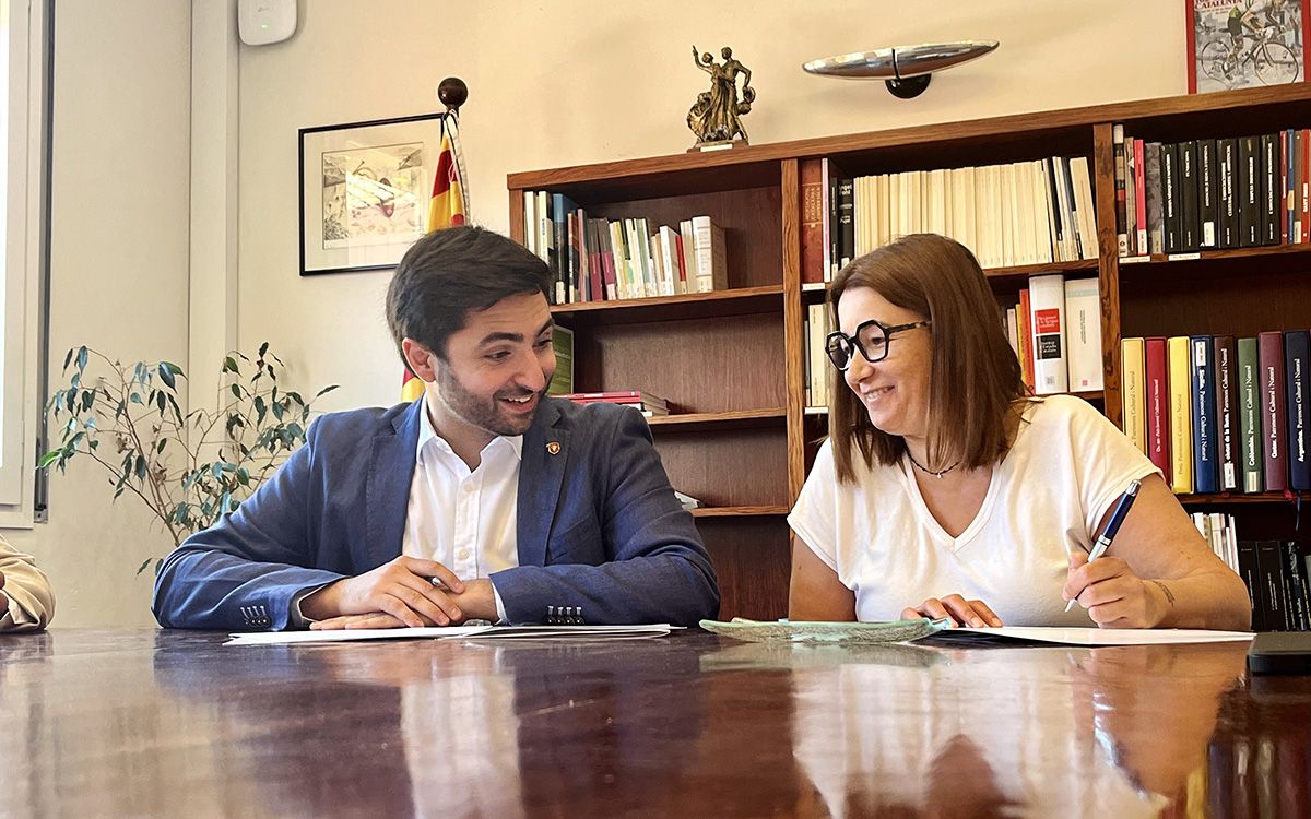 L'alcalde de Manlleu, Arnau Rovira, i la directora d'Agbar a la Catalunya Central, Esther Guirado.