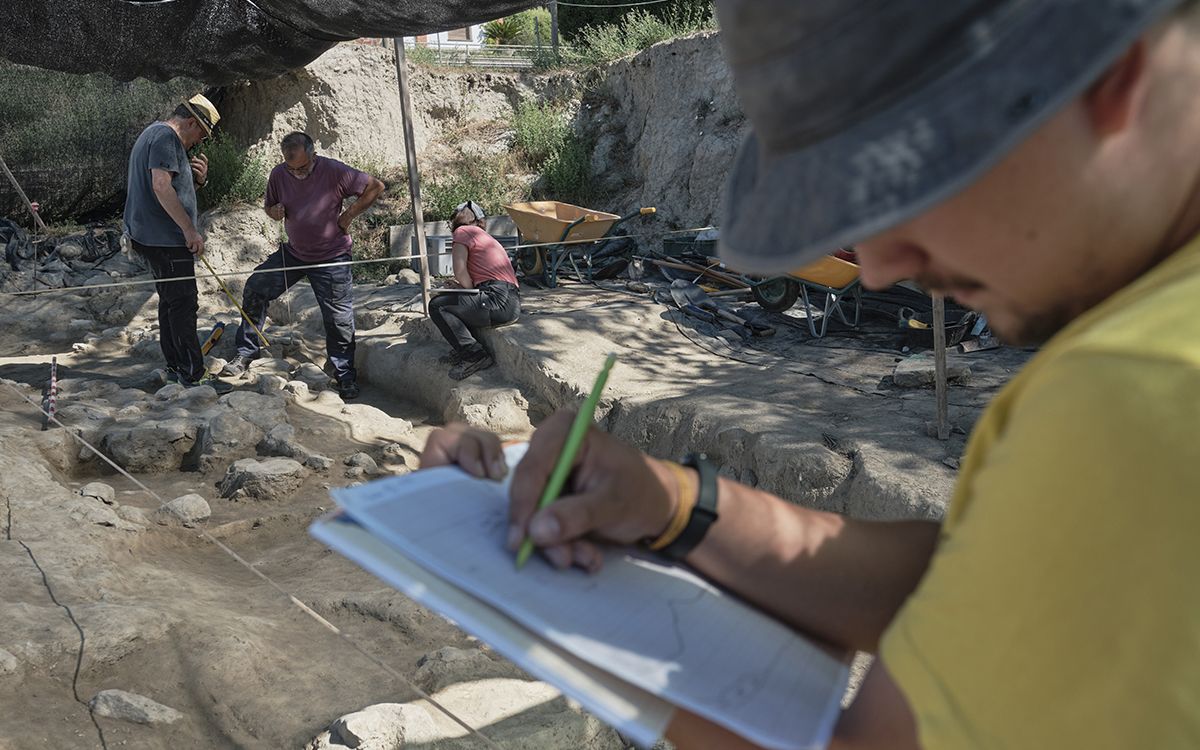 Lluc Santa Coloma, estudiant del doble grau d'Història i Arqueologia de la UAB, al jaciment del Camp de les Lloses de Tona