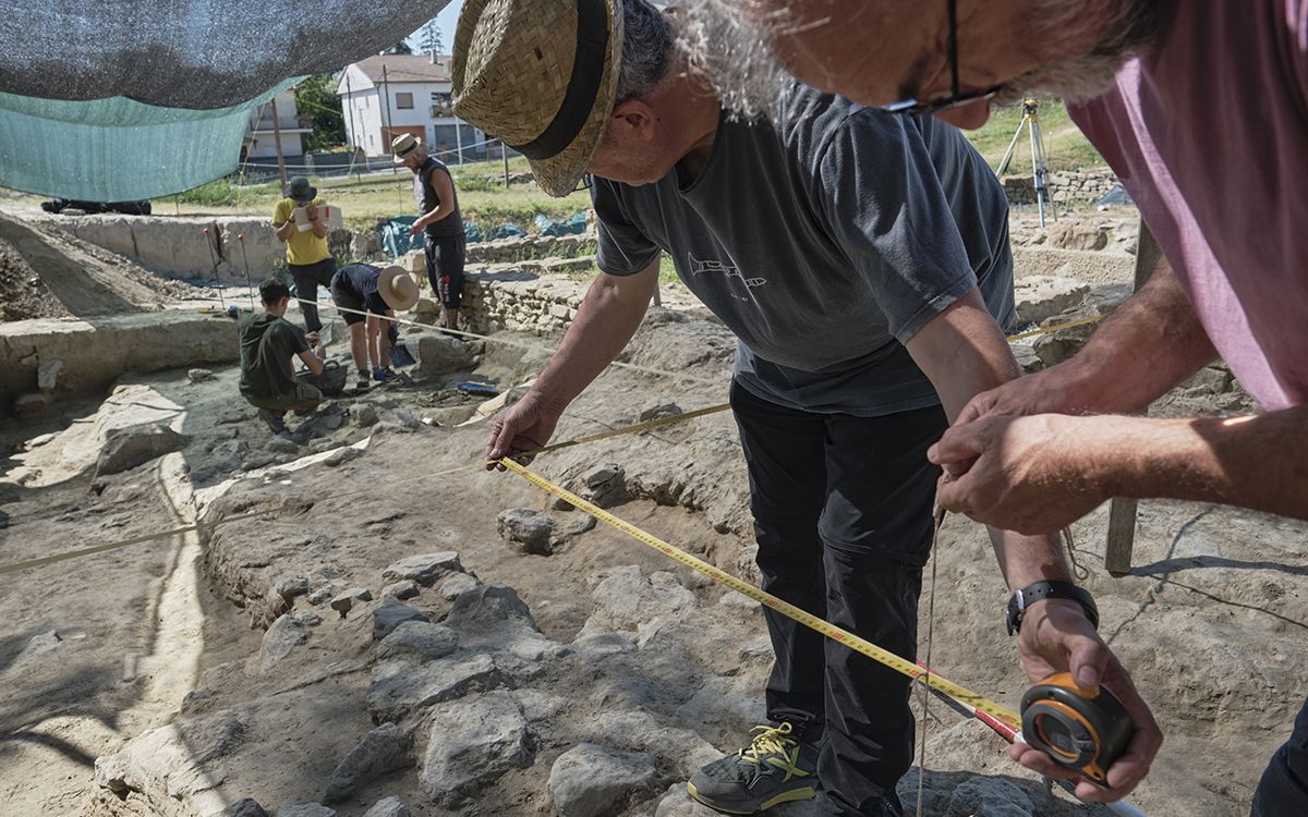 Excavacions arqueològiques al jaciment romanorepublicà del Camp Lloses Tona.