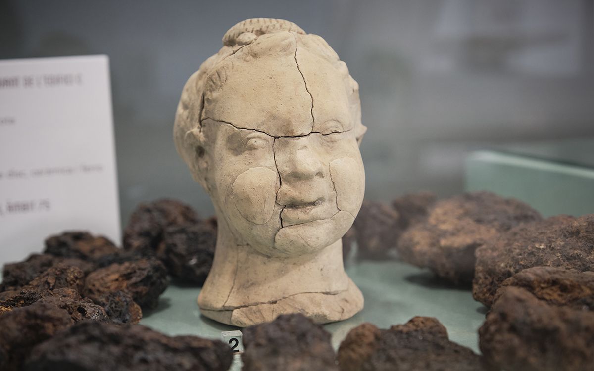Bust infantil de terracota trobat al jaciment del Camp de les Lloses de Tona.