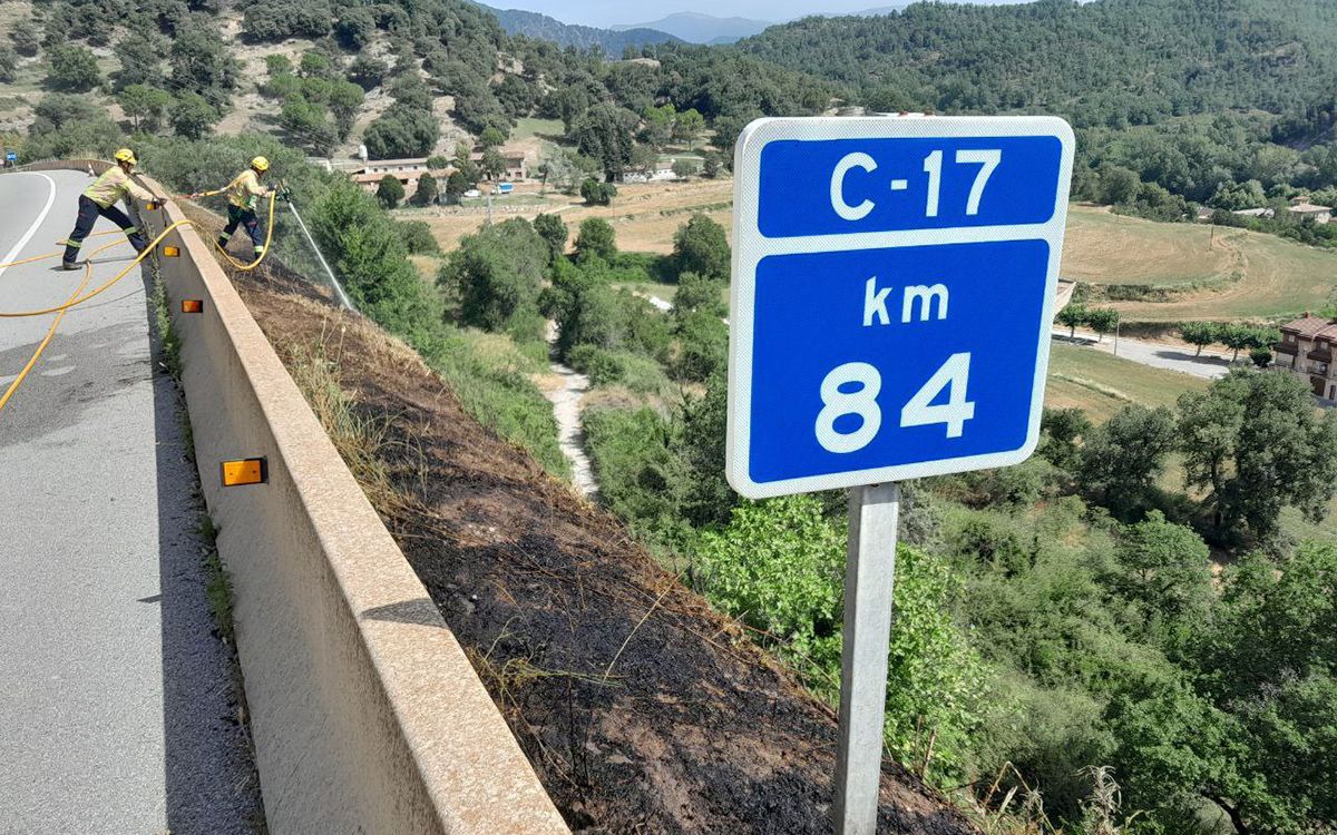 Els Bombers treballant en l'extinció de l'incendi de vegetació a la C-17, a Sant Quirze.