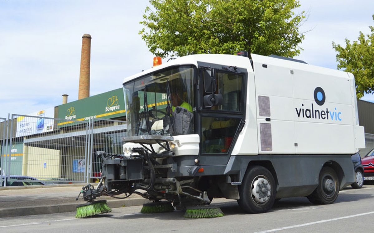 Un vehicle de neteja viària de l'empresa Vialnet Vic.