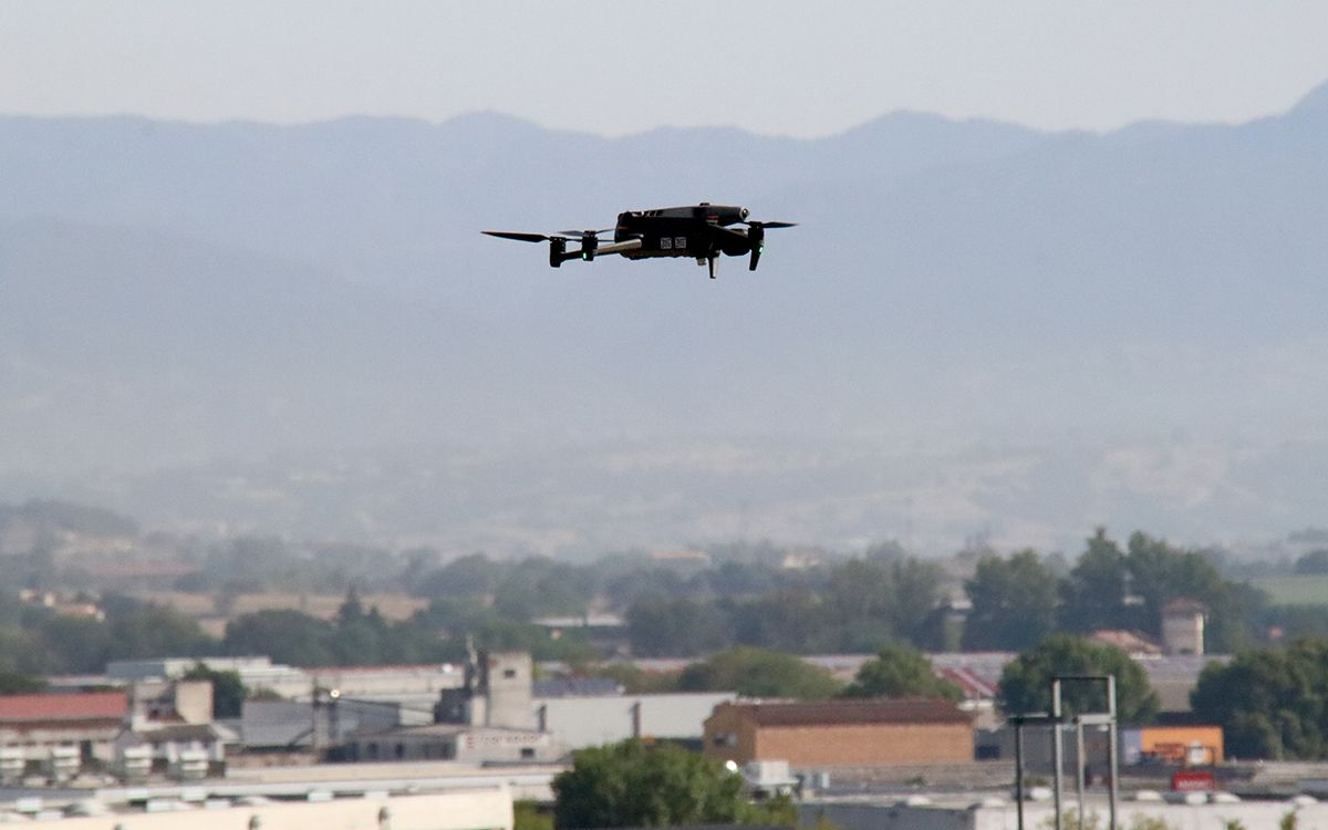 El dron sobrevolant la ciutat de Vic