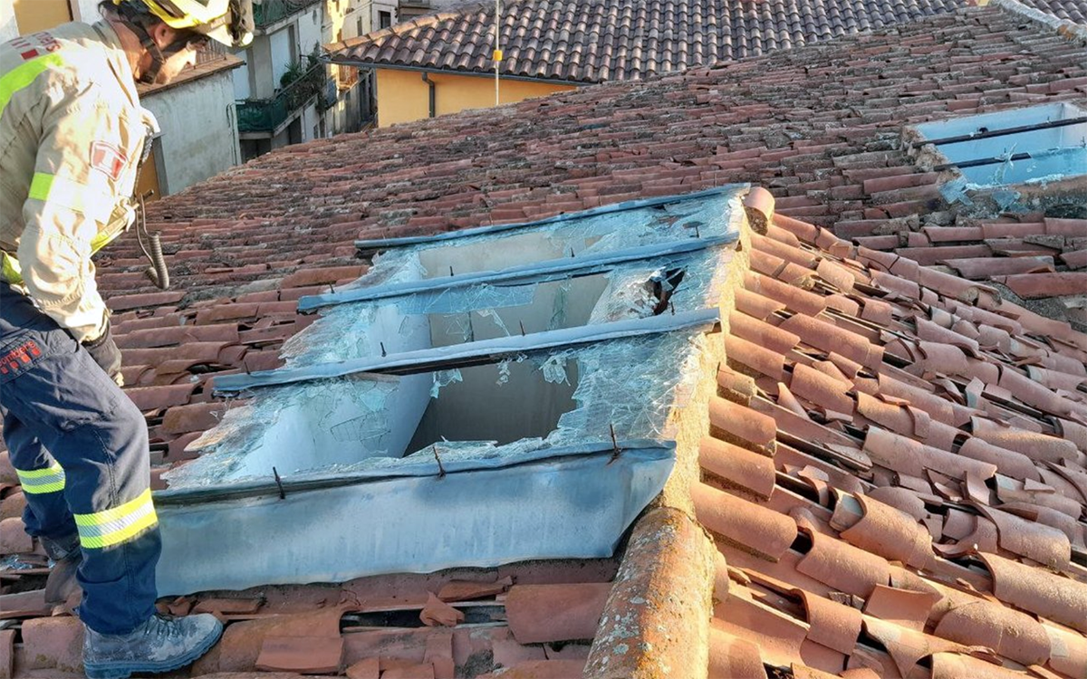 Imatge d'una teulada afectada per la pedregada a Sant Pere de Torelló