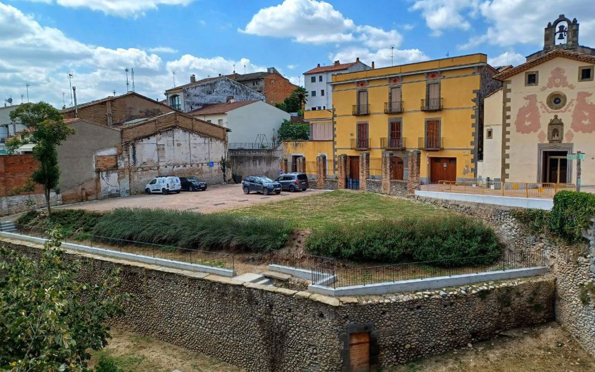 Vista general de l'aparcament situat davant la Capella Verge del Sòl del Pont de Roda.