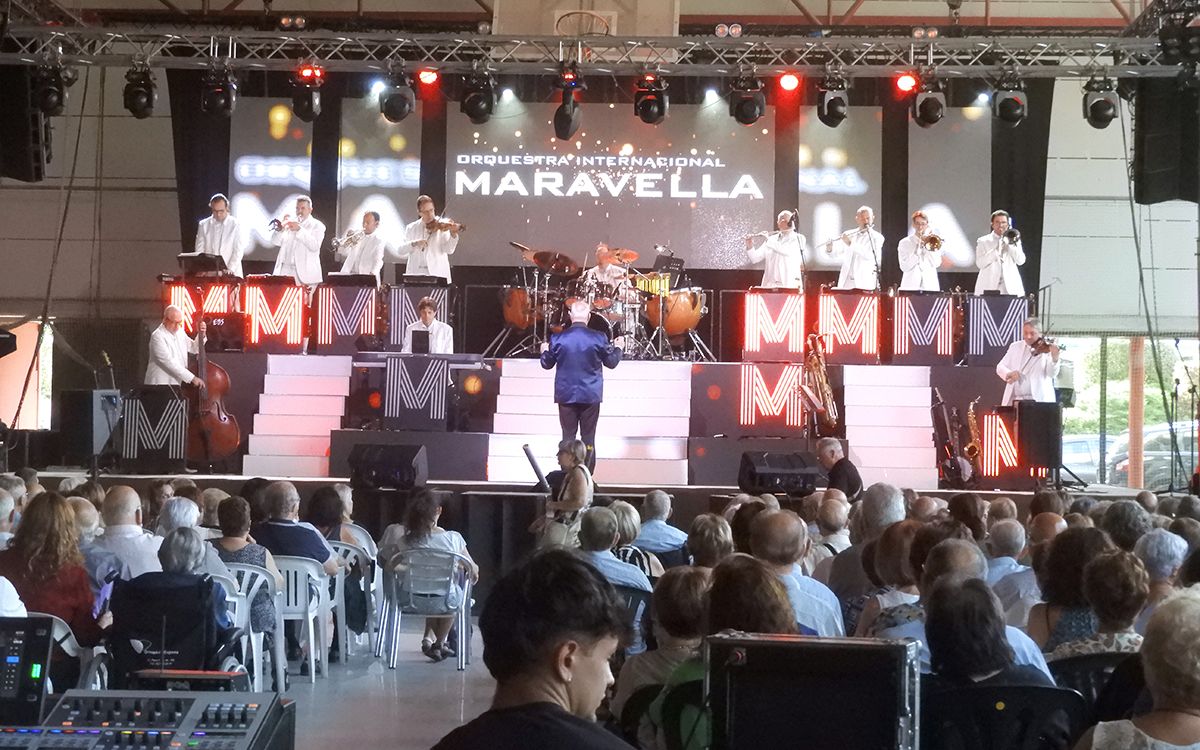 Ball i concert de l'Orquestra Meravella, a Sant Hipòlit de Voltregà.