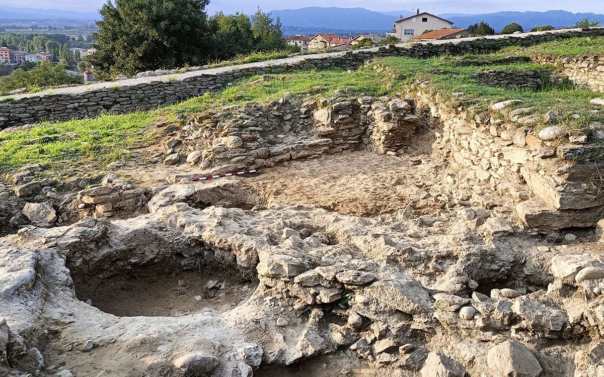 El jaciment arqueològic de l'Esquerda de Roda de Ter amb les dues muralles al descobert.