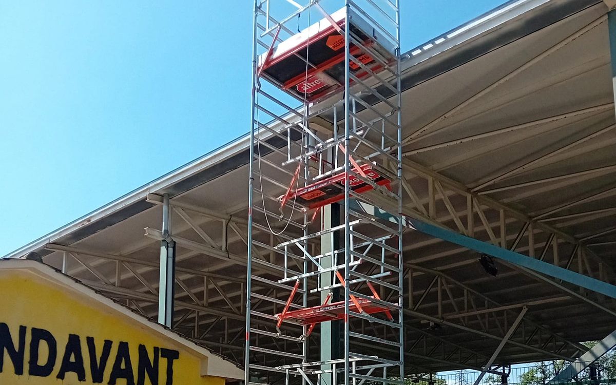 Iniciades les obres per a la instal·lació de plaques solars a la coberta de la pista de Seva.