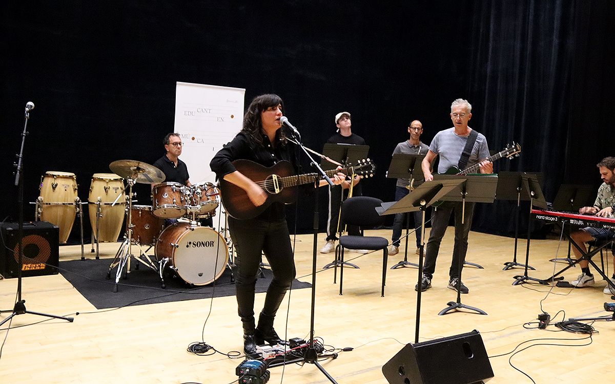 Joana Serrat durant l'assaig del concert, que tindrà lloc a la plaça Major de Vic el 20 de setembre