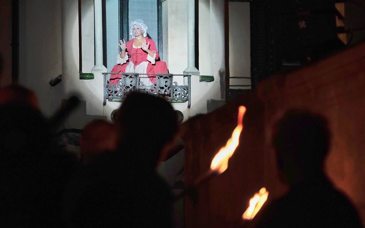 Moment de la teatralització de la Marxa dels Vigatans 2024, a la plaça de la Catedral.