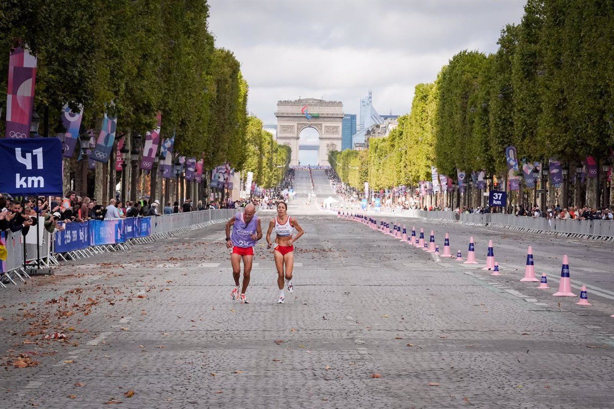 L'atleta de Gurb Elena Congost, a punt de travessar la meta de la marató.