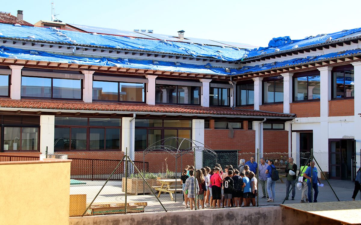 Alumnes al pati de l'escola-institut Josep Maria Xandri després de les destrosses ocasionades per la pedregada del 2 d'agost.