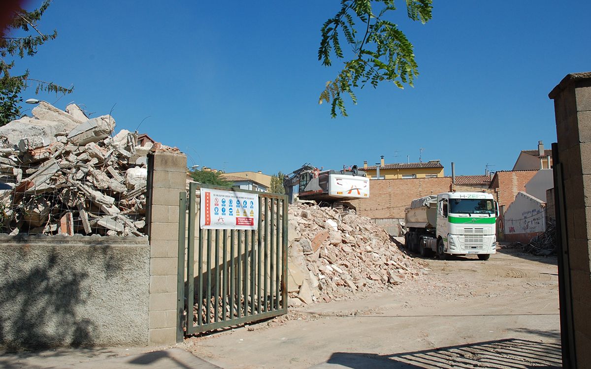 Maquinària treballant en l'enderroc de l'antiga caserna de la Guàrdia Civil a Manlleu.