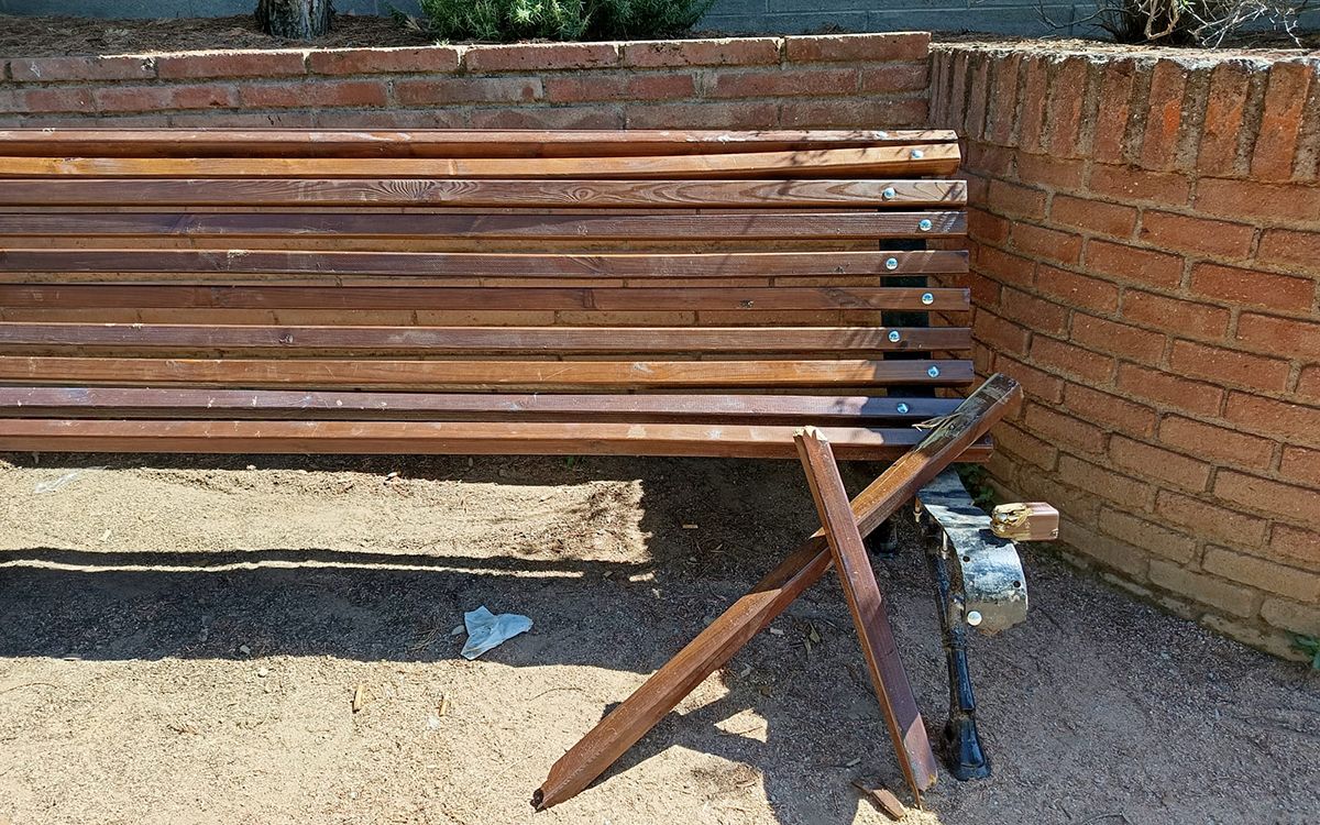 Un banc destrossat a Prats de Lluçanès.