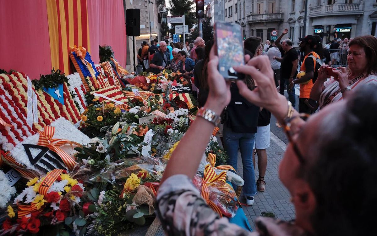 Vic commemora la Diada amb la tradicional ofrena floral a Bac de Roda.