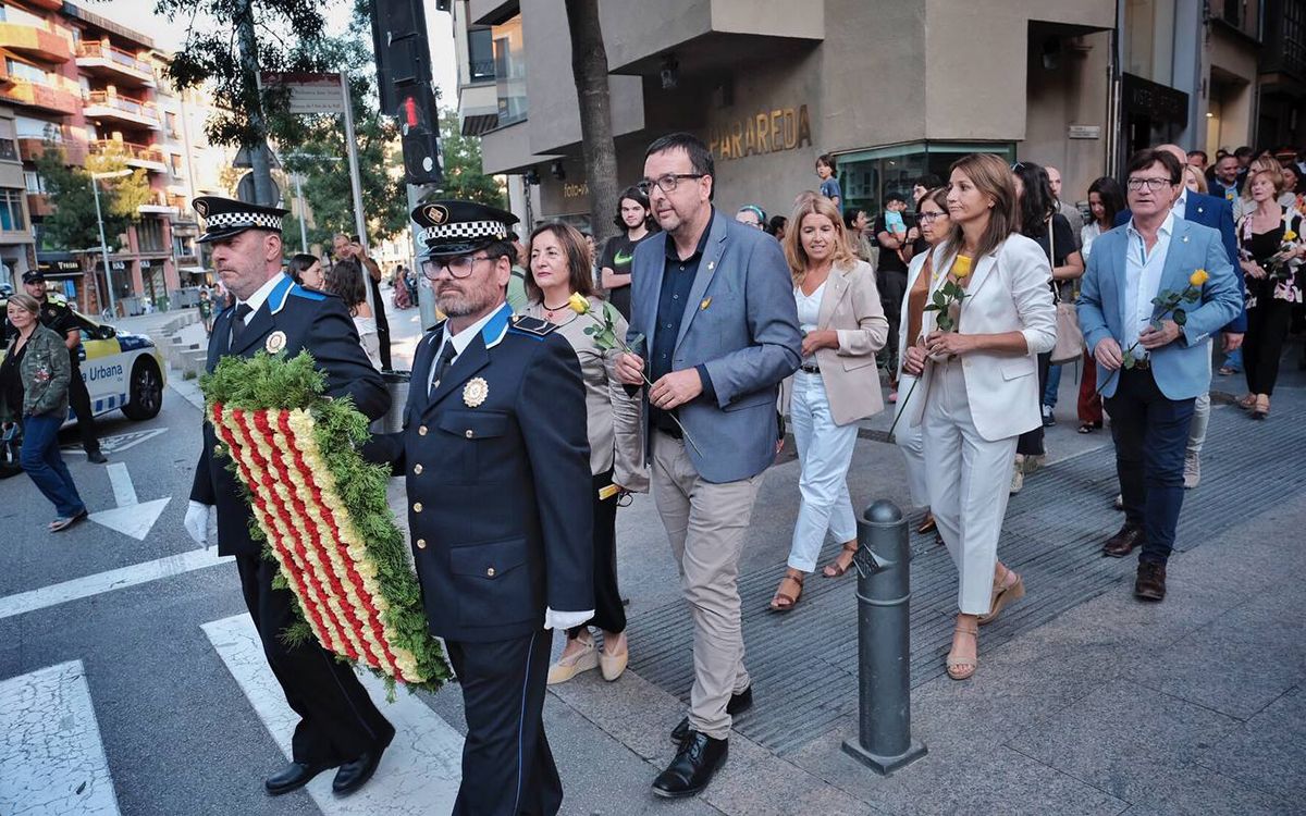 Vic commemora la Diada amb la tradicional ofrena floral a Bac de Roda.