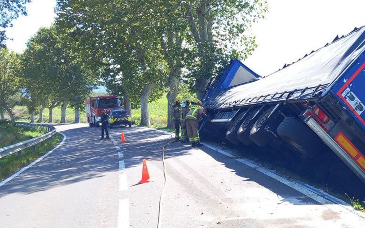 Un camió de gasoil ha bolcat a Seva.