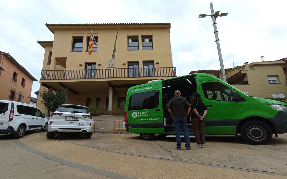 La Unitat Mòbil d'Informació al Consumidor davant de l'Ajuntament de Sant Pere de Torelló.