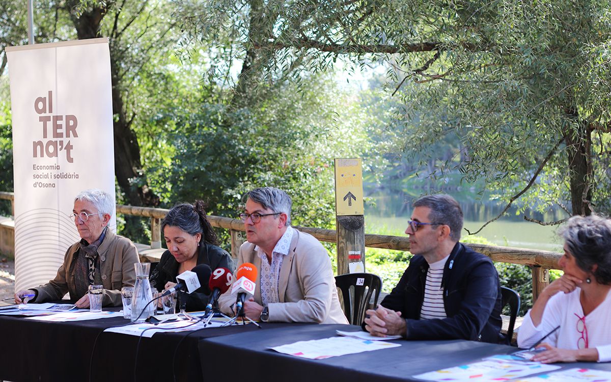 Representants de la Xarxa alTERna't i de l'Ajuntament de Manlleu durant la presentació de la fira.