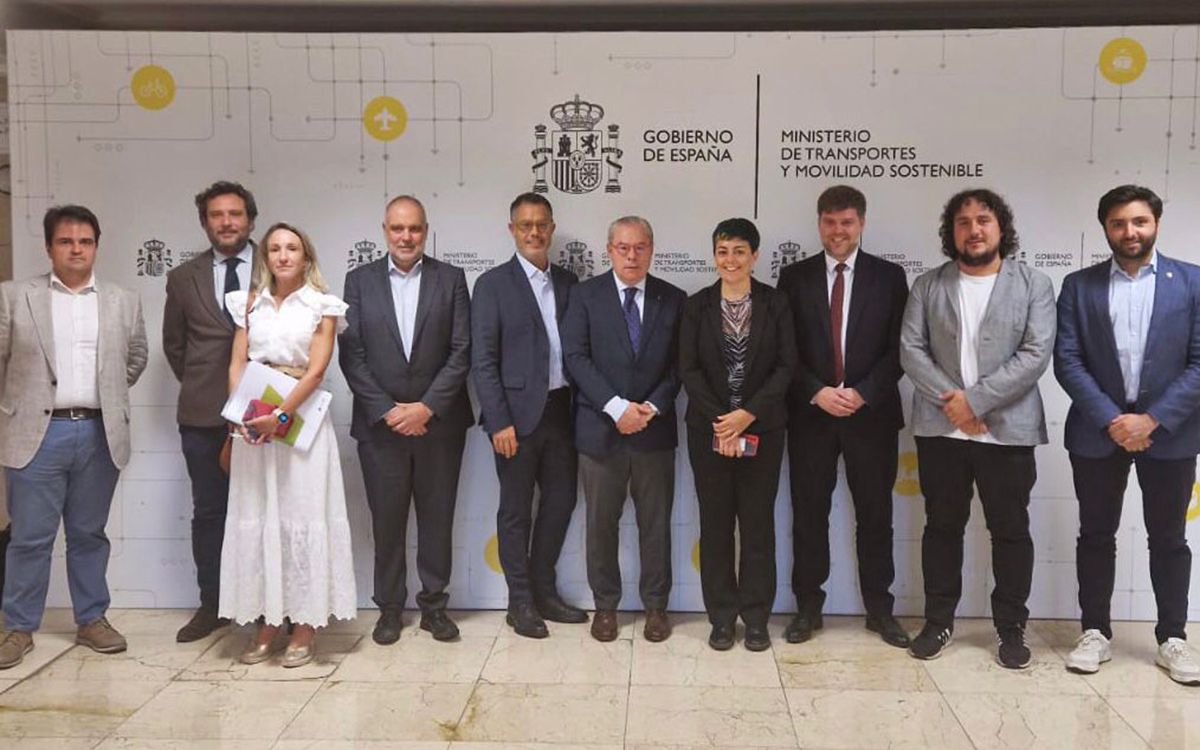 La delegació de l'Oficina Tècnica de l'R3 amb representants del Ministeri de Transport, a Madrid.