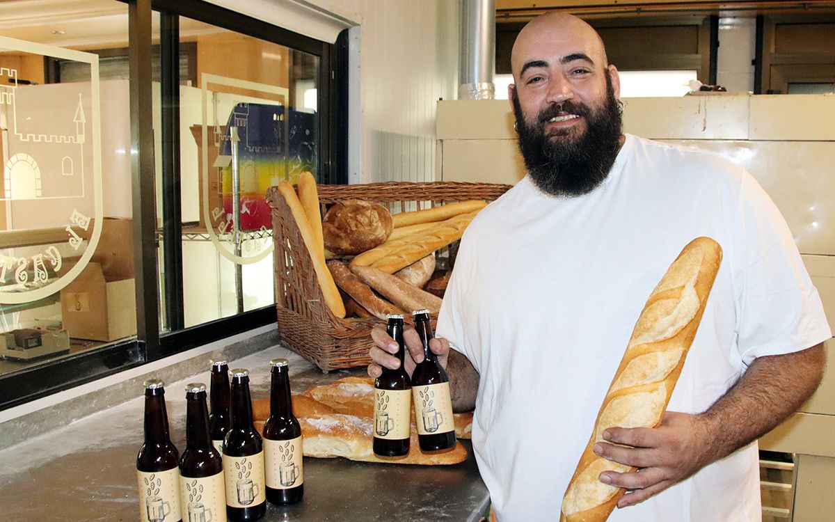 David Garcia al seu obrador de Tona, on elabora La Panarra, una cervesa feta amb excedents de pa.