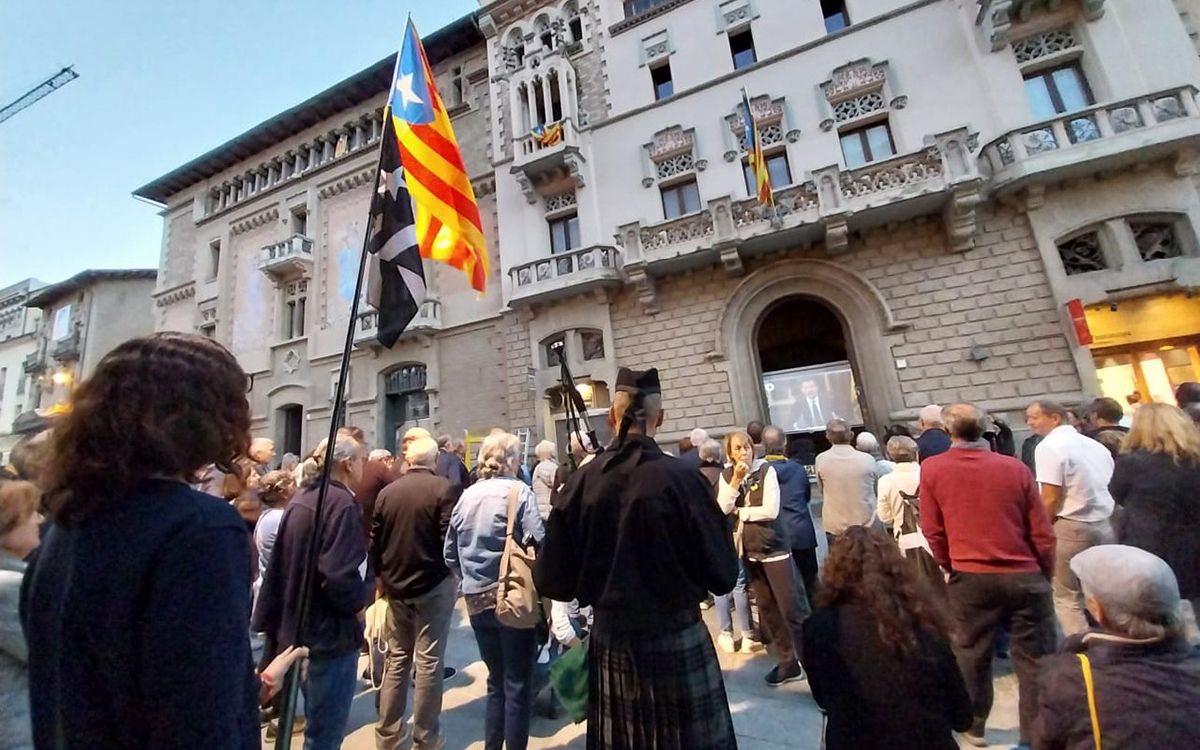 Desenes de persones participaven aquest 3 d'octubre en l'acció simbòlica a Vic.