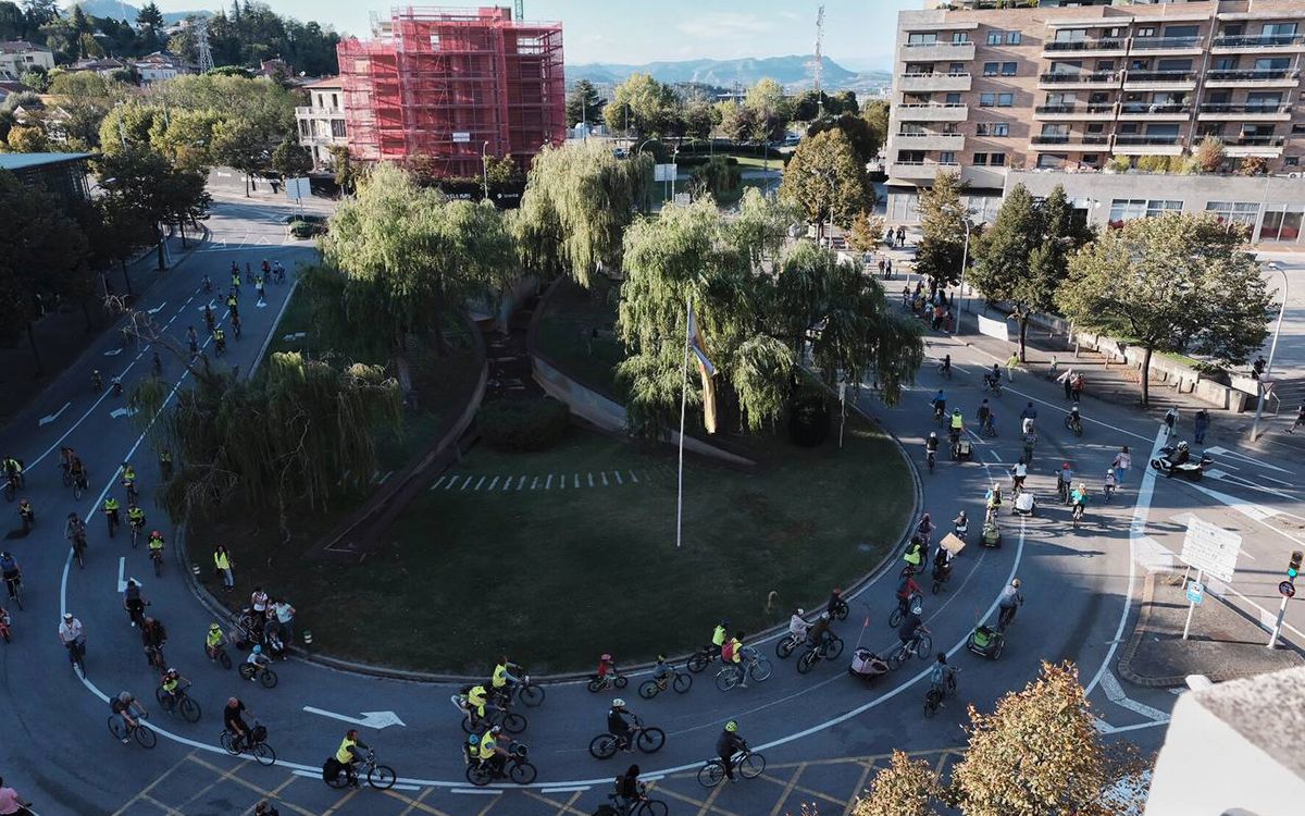 Més d’un centenar de persones es mobilitzen a Vic per reclamar l’execució del carril bici Mil·lenari-Sagrada Família-Olímpia.