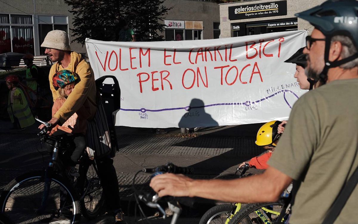 Mais de cem pessoas se mobilizam em Vic para exigir a execução da ciclovia Millennium-Sagrada Família-Olympia.