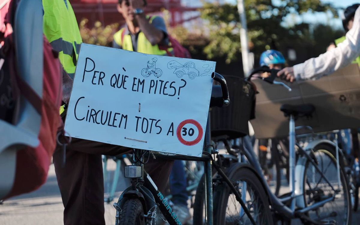 Més d’un centenar de persones es mobilitzen a Vic per reclamar l’execució del carril bici Mil·lenari-Sagrada Família-Olímpia.