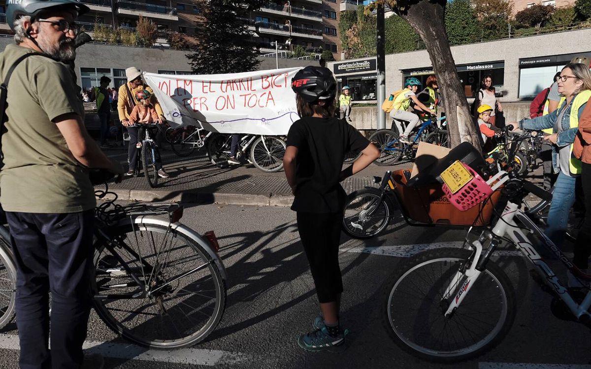 Més d'un centenar de persones es mobilitzen a Vic per reclamar l'execució del carril bici Mil·lenari-Sagrada Família-Olímpia.