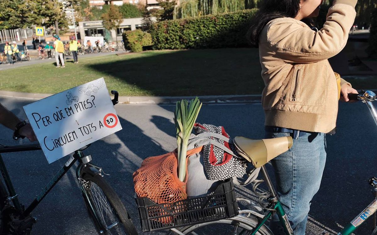 Més d'un centenar de persones es mobilitzen a Vic per reclamar l'execució del carril bici Mil·lenari-Sagrada Família-Olímpia.