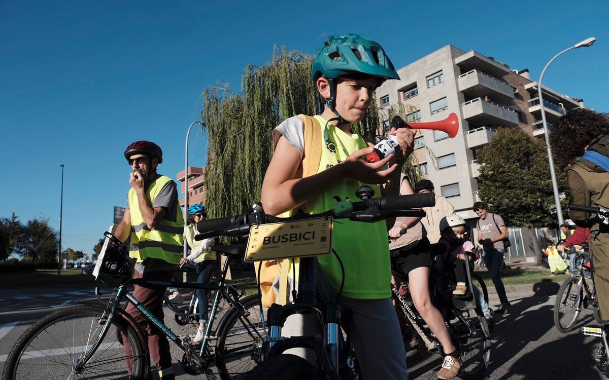 Més d'un centenar de persones es mobilitzen a Vic per reclamar l'execució del carril bici Mil·lenari-Sagrada Família-Olímpia.