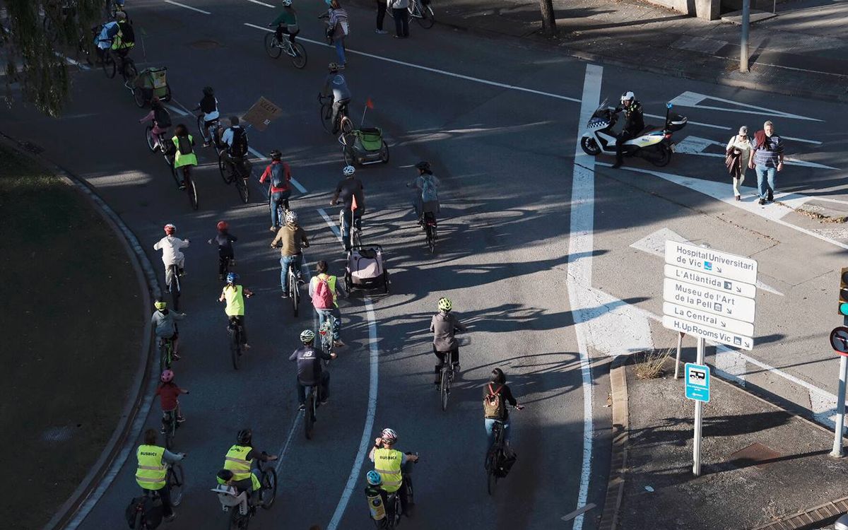 Més d'un centenar de persones es mobilitzen a Vic per reclamar l'execució del carril bici Mil·lenari-Sagrada Família-Olímpia.