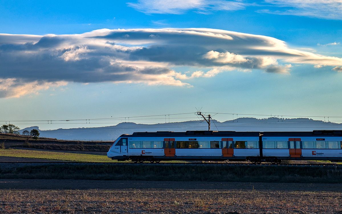 Un tren de l'R3 al seu pas per Osona.