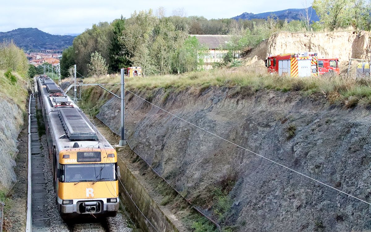 El tren de l'R3 afectat per l'incendi de la catenària i en un vagó de la part posterior del comboi.