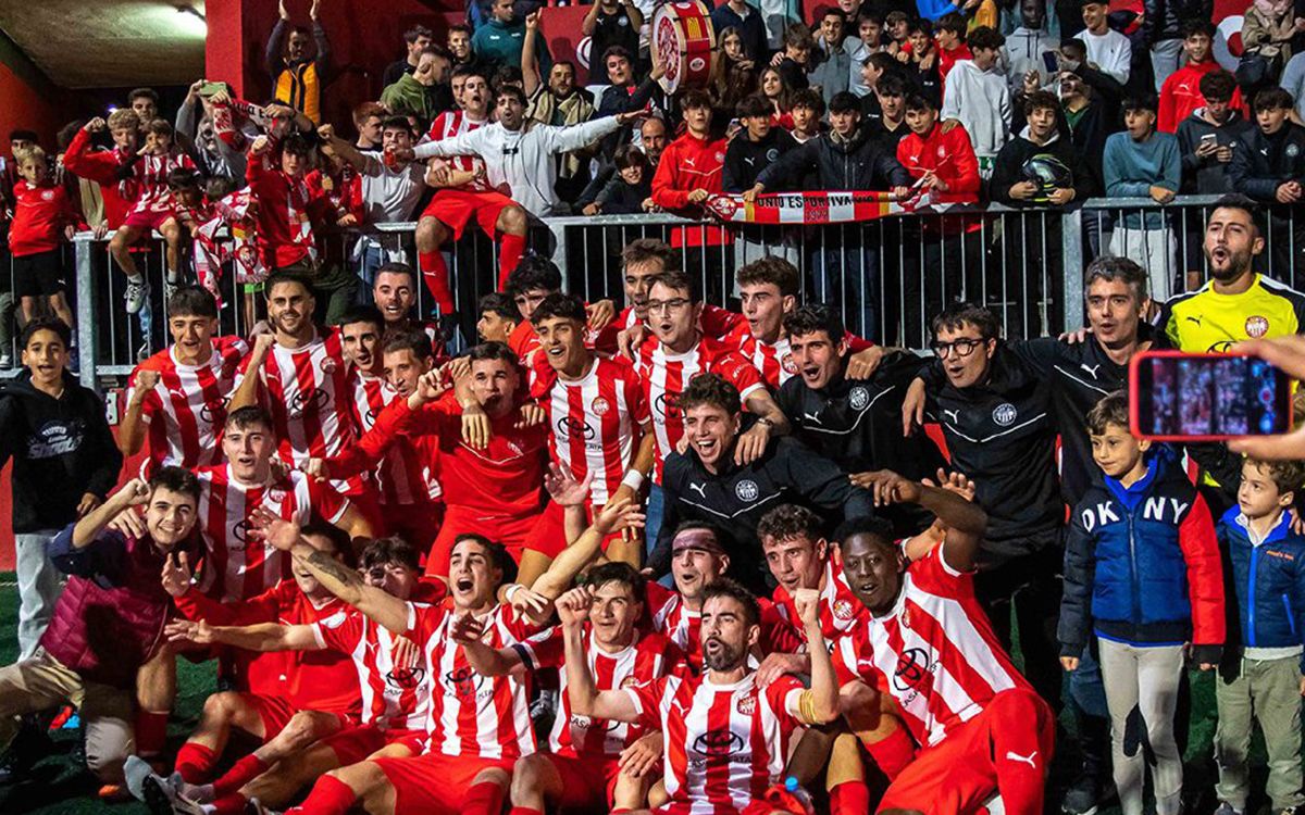 Jugadors i aficionats de la UE Vic, aquest dimecres celebrant la victòria.