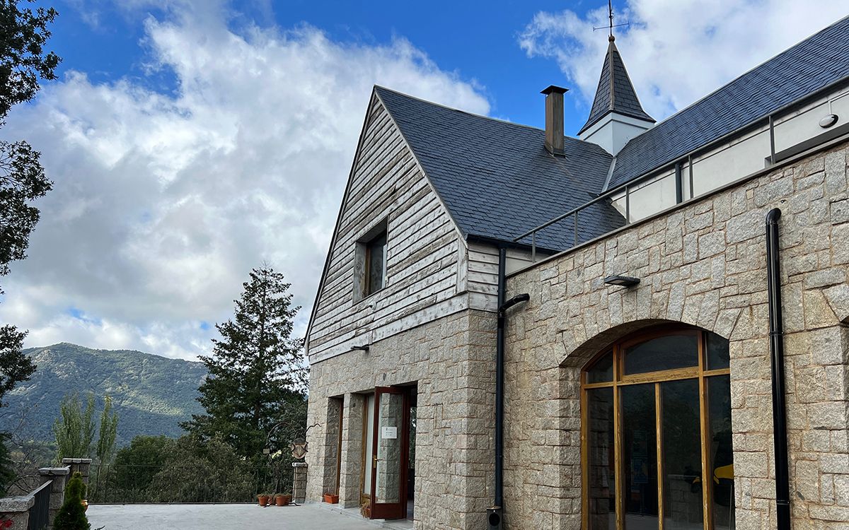 Edifici de l'Espai Montseny, on hi ha les oficines de l'Ajuntament de Viladrau.