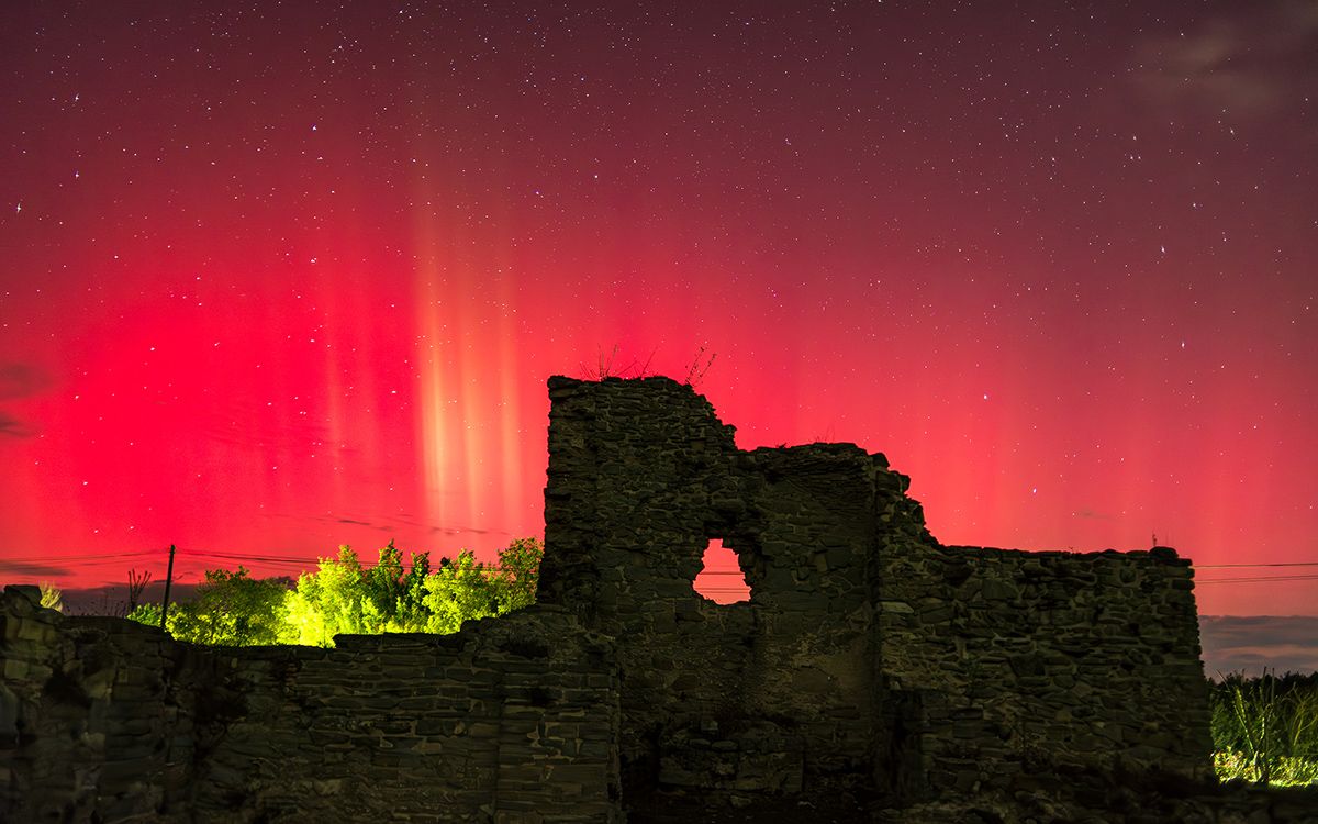 Espectacular aurora boreal captada prop de l'església Vella de Sant Bartomeu del Grau