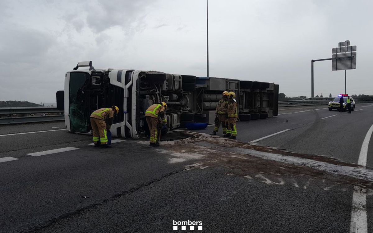 Els Bombers han excarcerat el conductor del camió i estan treballant en la fuita de combustible.