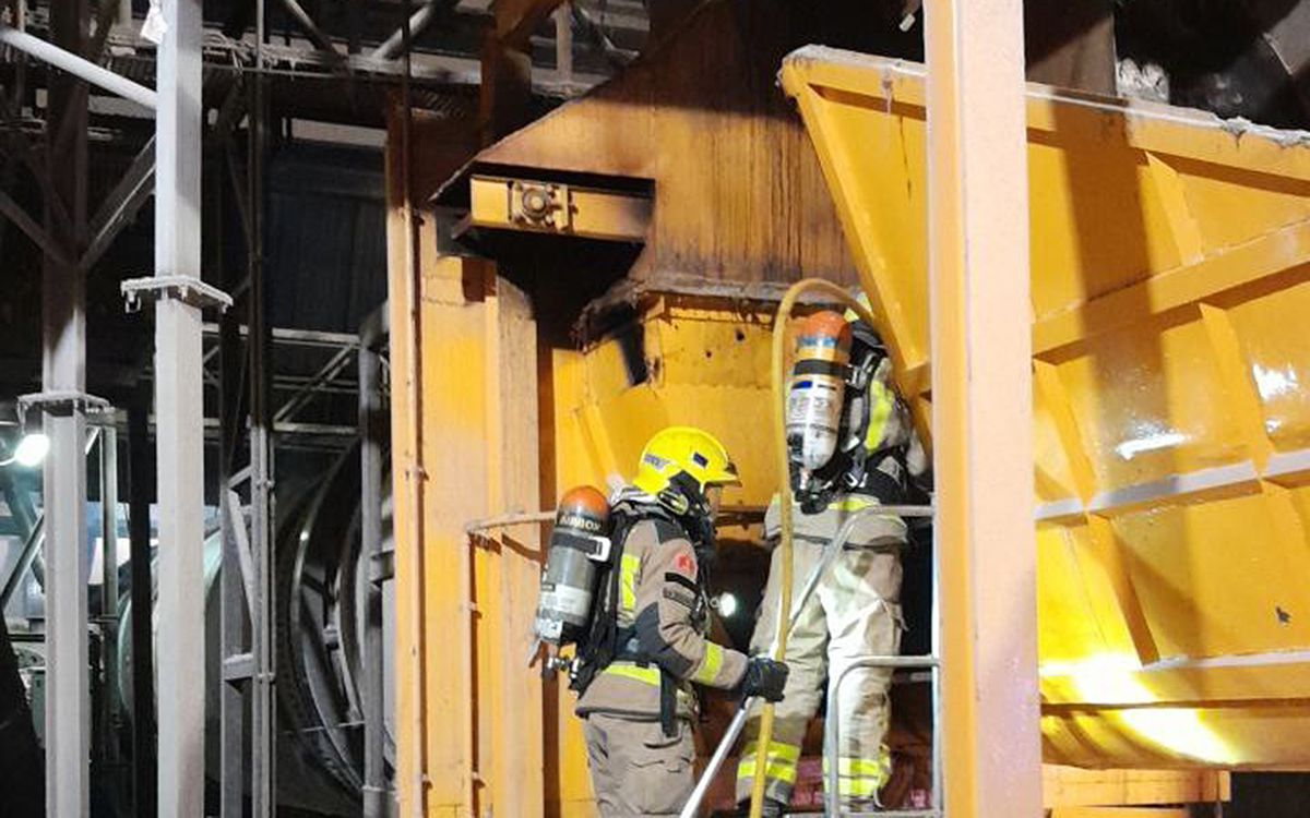 Els Bombers han extingit les flames que cremaven una màquina d'una empresa de les Masies de Voltregà.