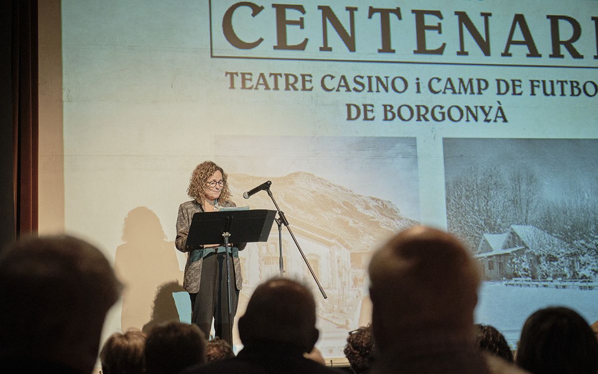 La consellera de Cultura, Sònia Hernández, a l'estrena del documental '100 anys del Teatre Casino de Borgonyà'