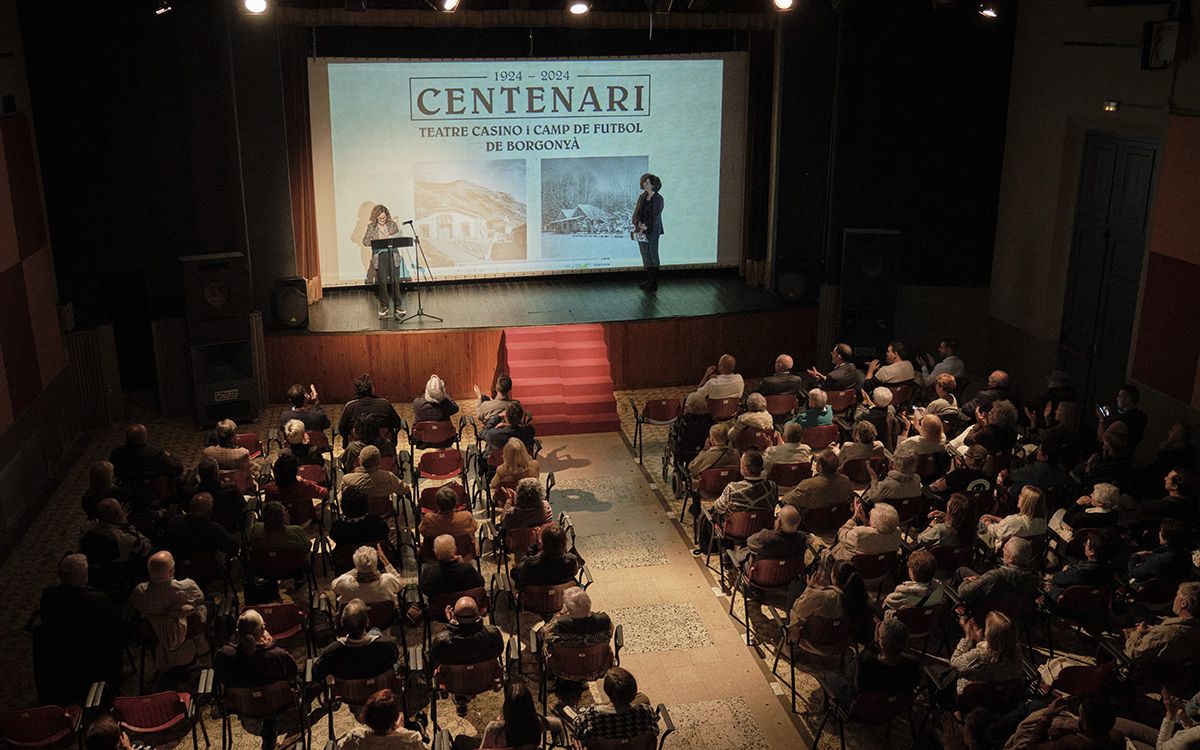 La consellera de Cultura, Sònia Hernández, a l'estrena del documental '100 anys del Teatre Casino de Borgonyà'