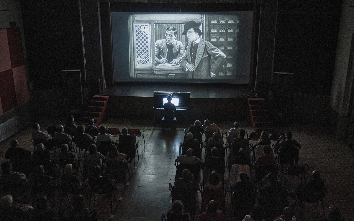 Projecció de la pel·lícula en 35mm 'El maquinista de la General' amb música de piano en directe.