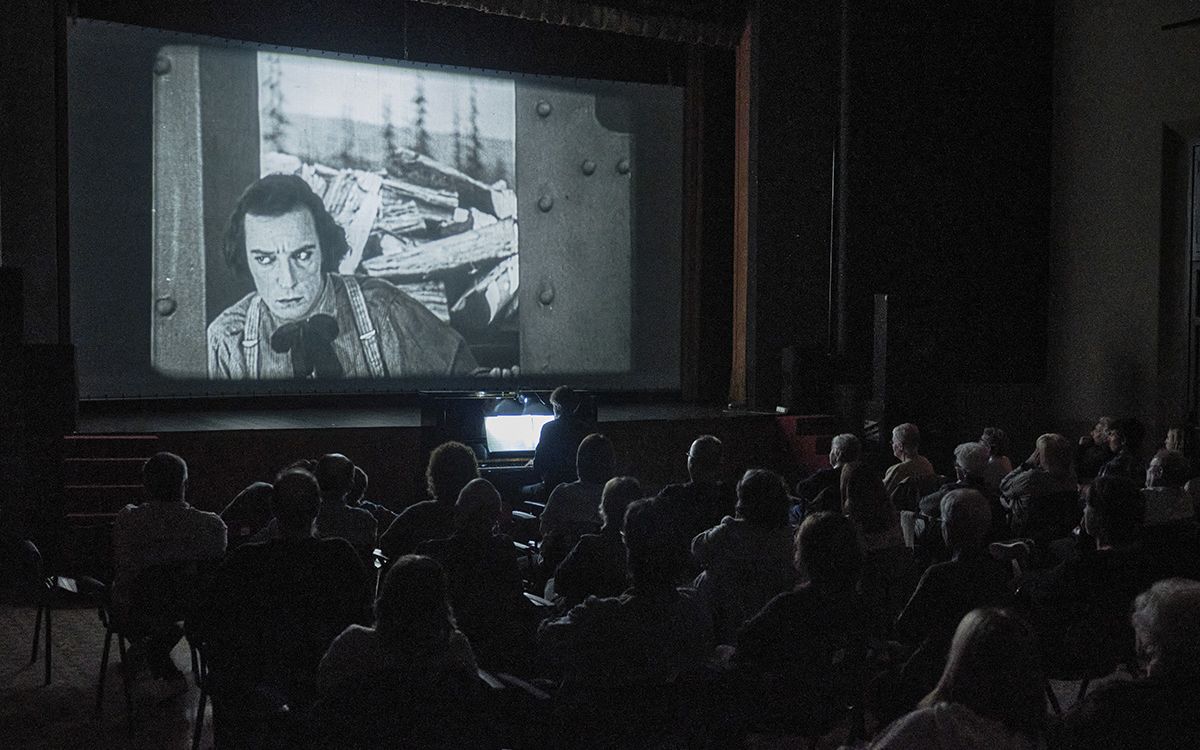 Projecció de la pel·lícula en 35mm 'El maquinista de la General' amb música de piano en directe.