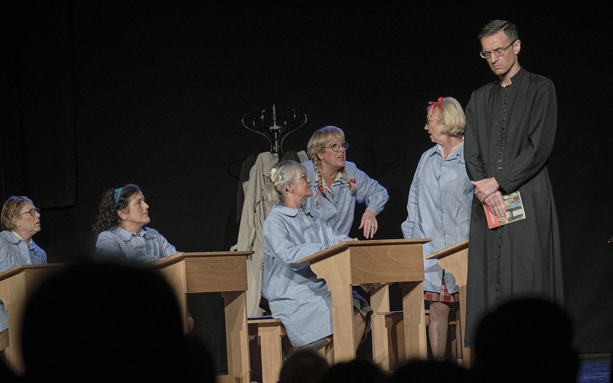 Representació teatral del Grup de Teatre de Sant Hipòlit de Voltregà: 'El florido pensil (versió nenes)'.