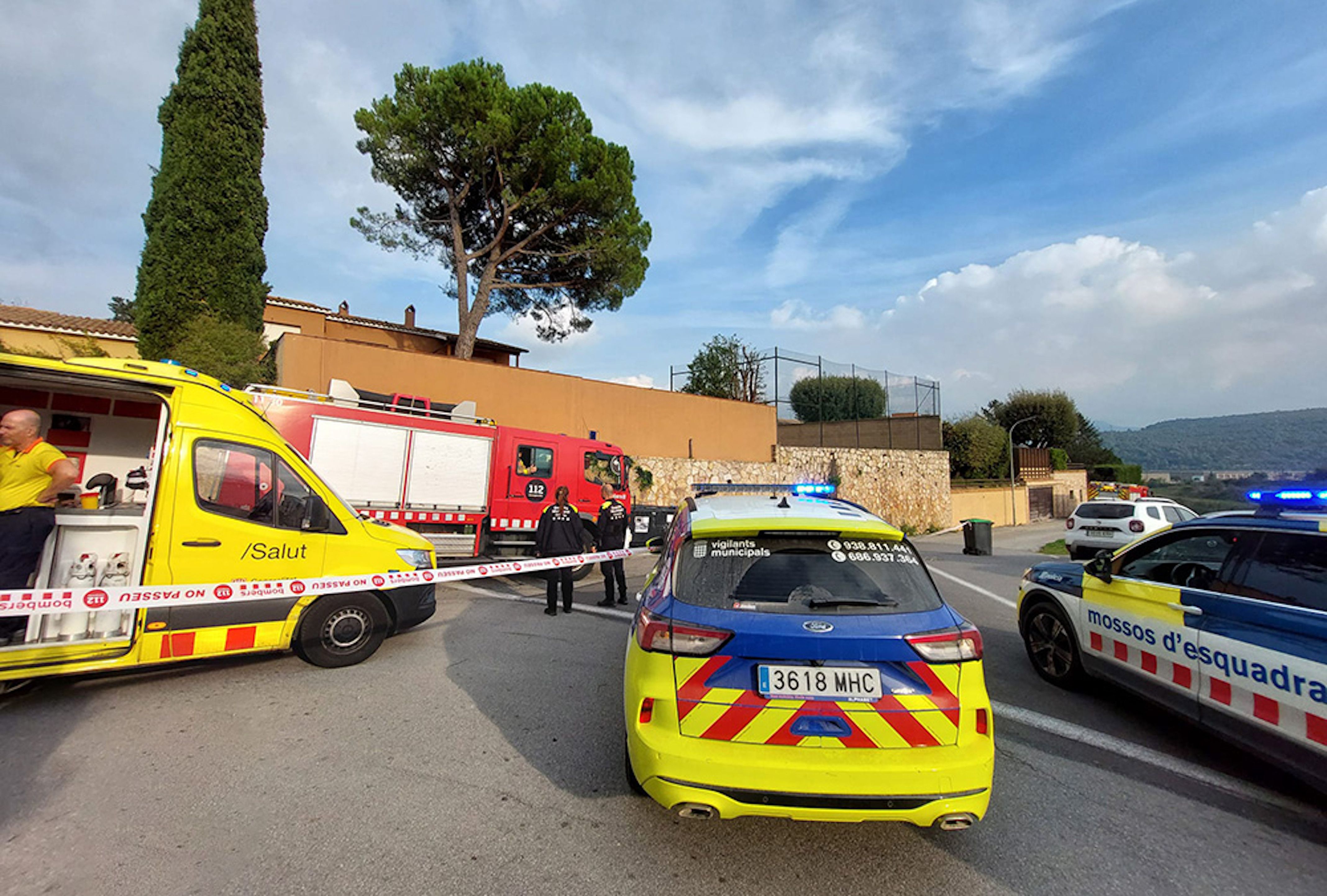 Vehicles dels Mossos, ambulàncies i bombers al lloc dels fets