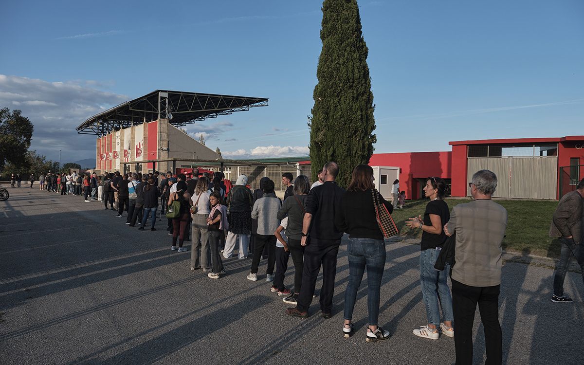 La imatge de la setmana: cues i més cues per aconseguir entrades pel partit del segle UE Vic-Atlètic de Madrid.